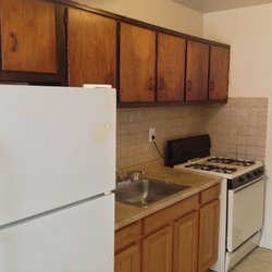 wood kitchen at The Courts has two great locations featuring newly renovated apartment homes. Minutes to downtown DC